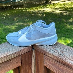 Giannis Antetokounmpo zoom freak 5 tb light gray and withe Altaic shoes